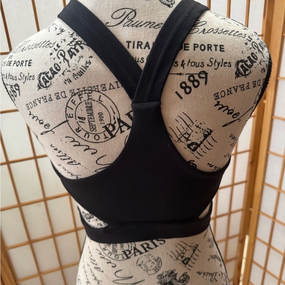 NWT Halara Black Crossover Hem Cut Out Sports Top Size S - Picture 7 of 7